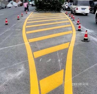 市民:河政街交通标线不清丨交警:马上施划、调整信号灯配时