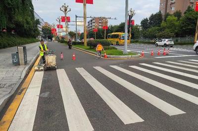 补划道路标线,保障交通安全