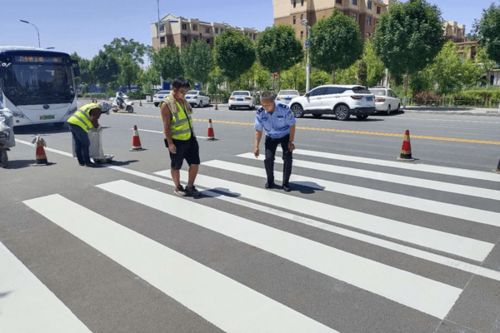 好消息 临河部分路段新增停车位 施划交通标线 总面积达2000平米