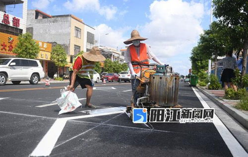 市区沿江路开展标线施划作业